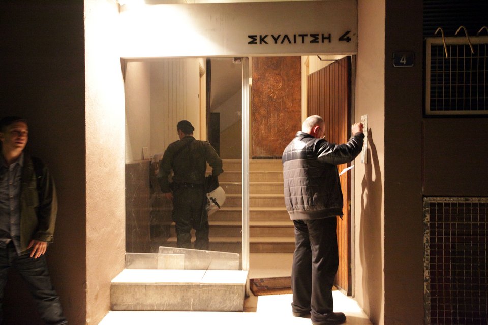 Η ΕΛ.ΑΣ. αναζητεί τον προμηθευτή όπλων των τρομοκρατών [εικόνες] | iefimerida.gr 0