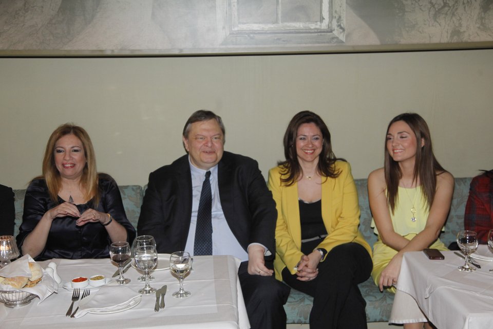 Ενα μπουκέτο γυναίκες για τον Ευάγγελο Βενιζέλο - Τι φόρεσαν στο γεύμα τους με τον πρόεδρο του ΠΑΣΟΚ [εικόνες] | iefimerida.gr 1