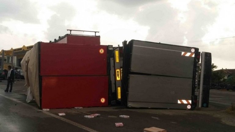 Απίστευτο τροχαίο με νταλίκα φορτωμένη πατάτες στον Κηφισό -Εσπασε ο άξονας, έφυγε το κοντέινερ [εικόνες] | iefimerida.gr 1