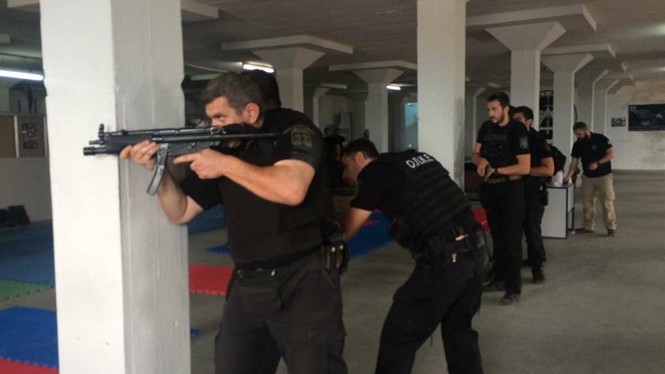 Ασκηση της ΕΛ.ΑΣ.: Εισβολή ενόπλου σε σούπερ μάρκετ, τραυματισμοί πολιτών [εικόνες & βίντεο] | iefimerida.gr 2