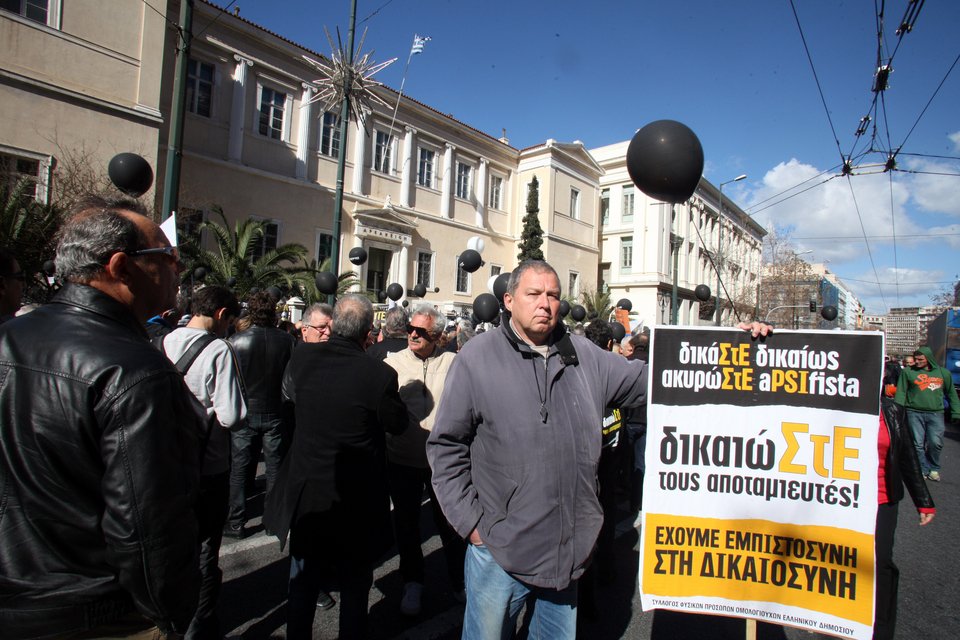 Συγκέντρωση διαμαρτυρίας των μικρομολογιούχων έξω από την Βουλή- Αποδοκίμασαν τον Παναγιώταρο [εικόνες] | iefimerida.gr 0