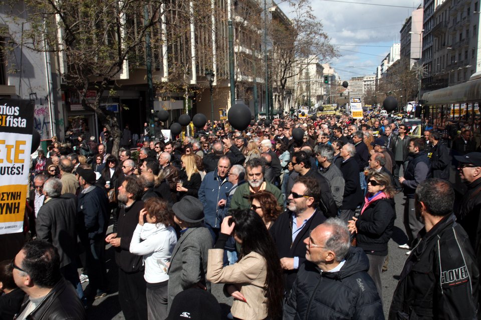 Συγκέντρωση διαμαρτυρίας των μικρομολογιούχων έξω από την Βουλή- Αποδοκίμασαν τον Παναγιώταρο [εικόνες] | iefimerida.gr 3