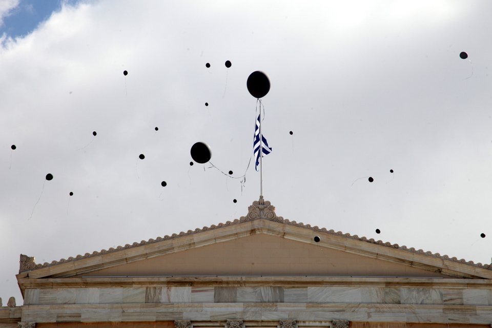 Συγκέντρωση διαμαρτυρίας των μικρομολογιούχων έξω από την Βουλή- Αποδοκίμασαν τον Παναγιώταρο [εικόνες] | iefimerida.gr 1