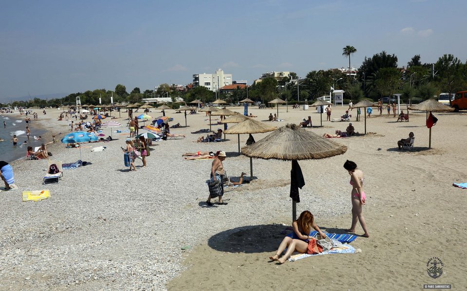 Ψάθινες ομπρέλες στην ελεύθερη παραλία της Γλυφάδας [εικόνες] | iefimerida.gr 8