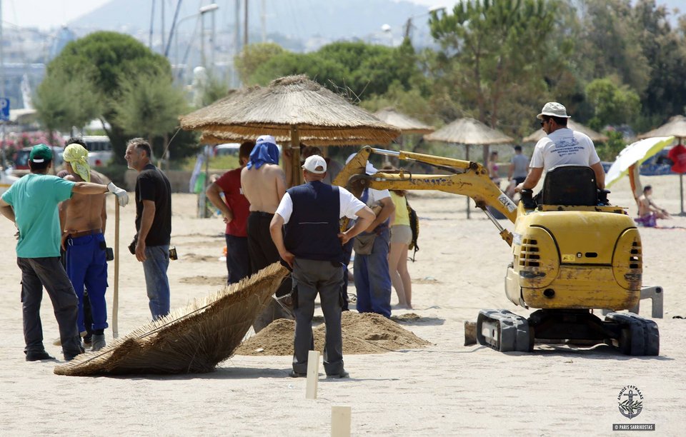 Ψάθινες ομπρέλες στην ελεύθερη παραλία της Γλυφάδας [εικόνες] | iefimerida.gr 6