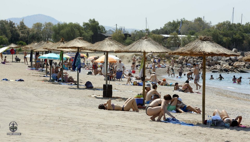 Ψάθινες ομπρέλες στην ελεύθερη παραλία της Γλυφάδας [εικόνες] | iefimerida.gr 5