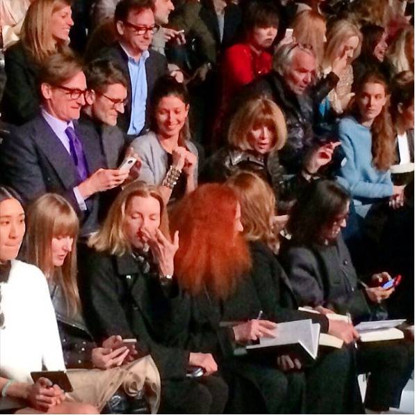 Πάγωσε ο κόσμος της μόδας: Ποιος έβαλε την Αννα Γουίντουρ να κάτσει στη δεύτερη σειρά, στην επίδειξη του Valentino; [εικόνα] | iefimerida.gr 0