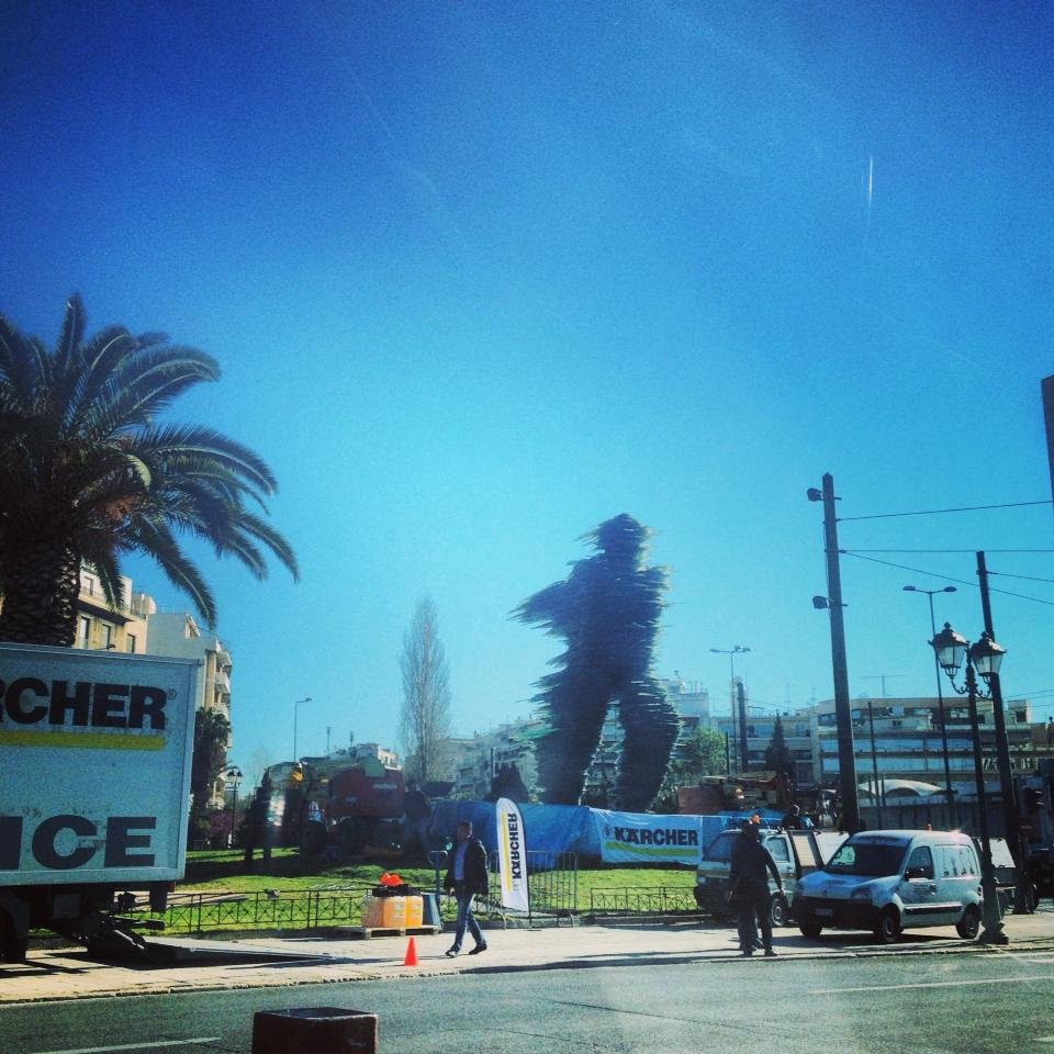 Γερανοί ψεκάζουν με αφρό τον Δρομέα απέναντι από το Χίλτον: Εντυπωσιακή επιχείρηση καθαρισμού [εικόνες&βίντεο] | iefimerida.gr 0