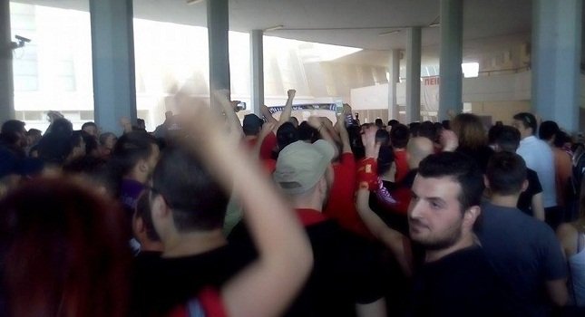 Αποθεώθηκαν από τον κόσμο οι παίκτες του Ολυμπιακού [εικόνες & βίντεο] | iefimerida.gr 2