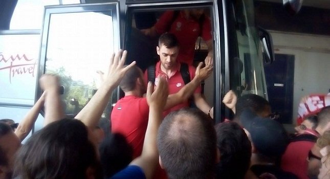 Αποθεώθηκαν από τον κόσμο οι παίκτες του Ολυμπιακού [εικόνες & βίντεο] | iefimerida.gr 4