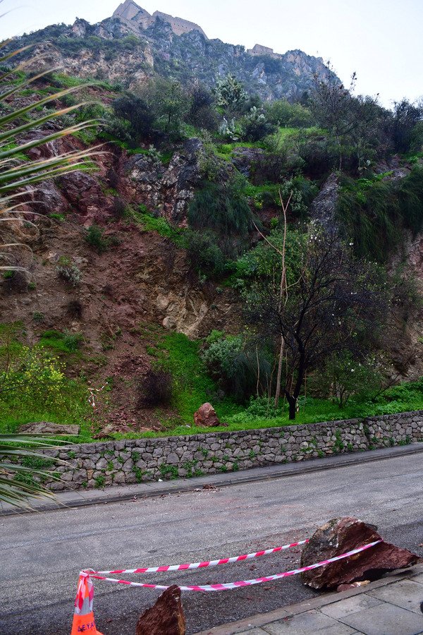 Ναύπλιο: Κατολίσθηση βράχων κάτω από το Παλαμήδι [εικόνες & βίντεο] | iefimerida.gr 0
