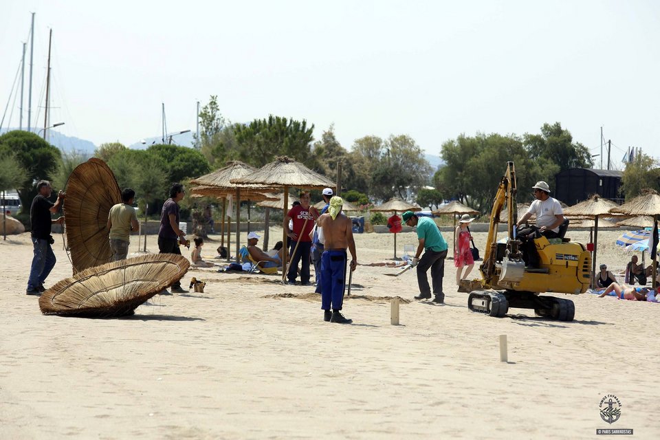 Ψάθινες ομπρέλες στην ελεύθερη παραλία της Γλυφάδας [εικόνες] | iefimerida.gr 2