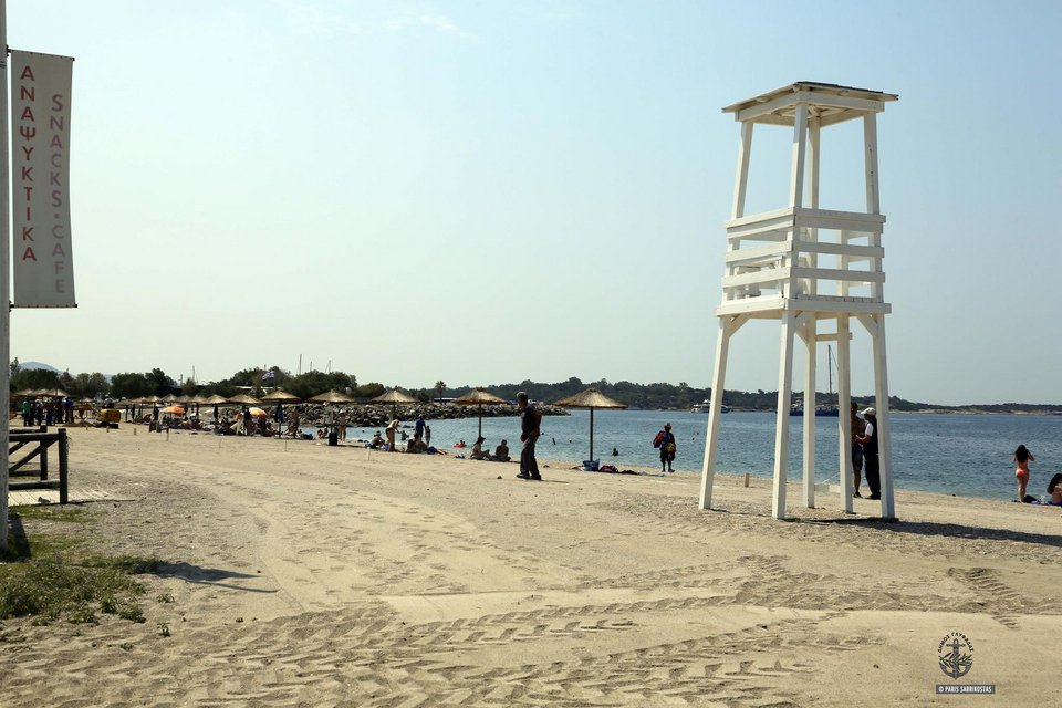 Ψάθινες ομπρέλες στην ελεύθερη παραλία της Γλυφάδας [εικόνες] | iefimerida.gr 3