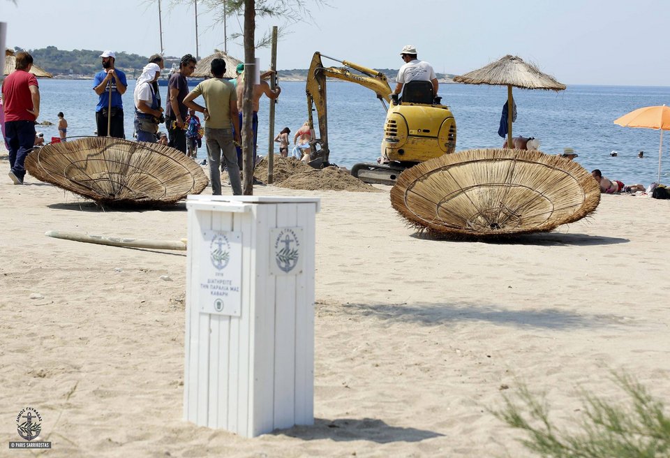Ψάθινες ομπρέλες στην ελεύθερη παραλία της Γλυφάδας [εικόνες] | iefimerida.gr 1
