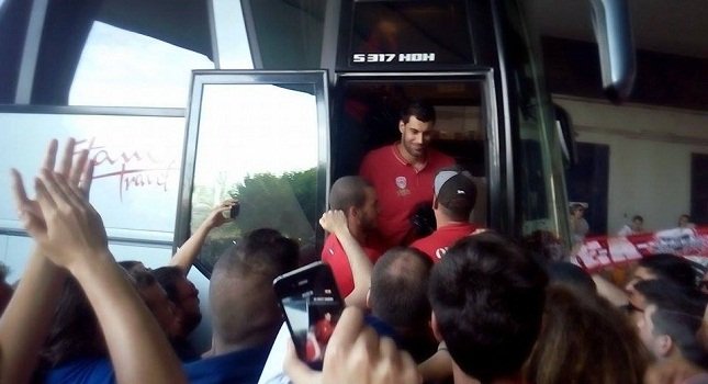 Αποθεώθηκαν από τον κόσμο οι παίκτες του Ολυμπιακού [εικόνες & βίντεο] | iefimerida.gr 5