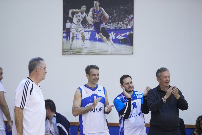 Ο Κυριάκος Μητσοτάκης έπαιξε μπάσκετ με βουλευτές για καλό σκοπό [εικόνες] | iefimerida.gr 2