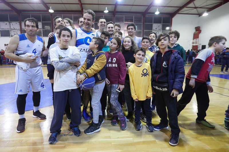 Ο Κυριάκος Μητσοτάκης έπαιξε μπάσκετ με βουλευτές για καλό σκοπό [εικόνες] | iefimerida.gr 1