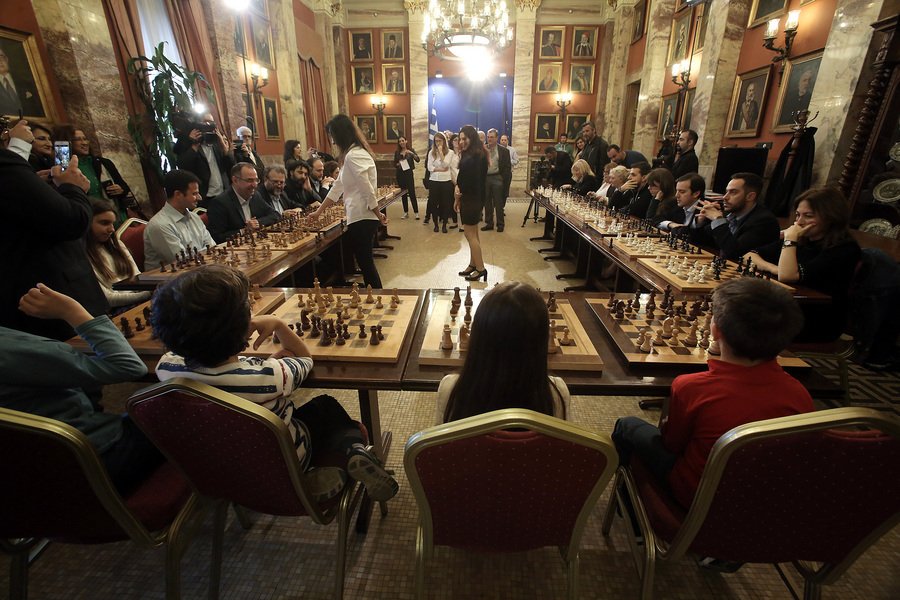 Στη Βουλή το έριξαν στο σκάκι [εικόνες] | iefimerida.gr 3