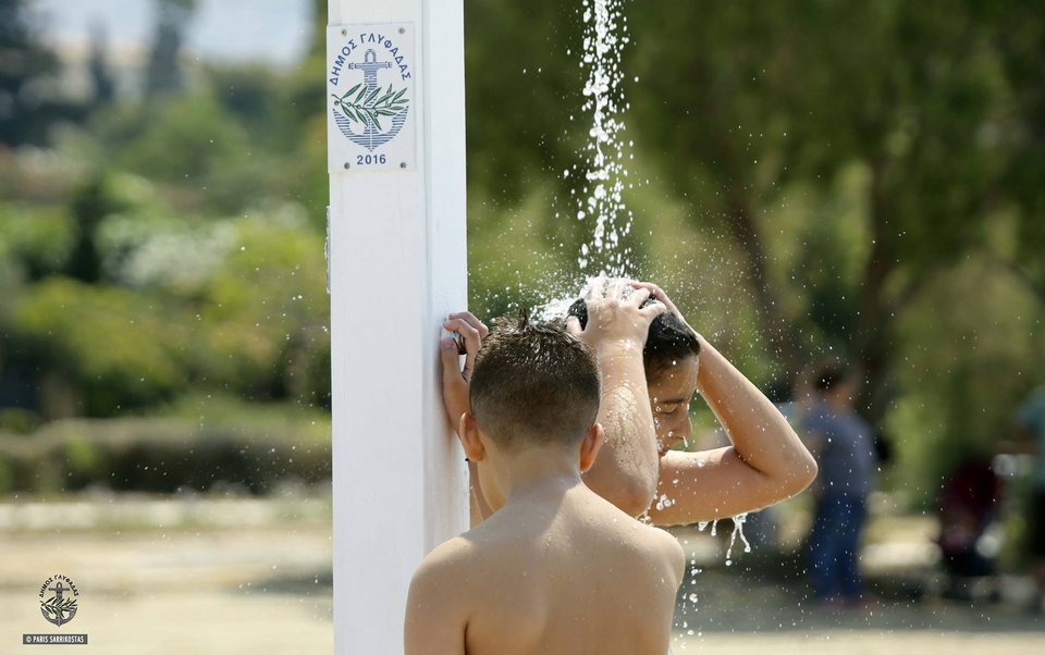 Ψάθινες ομπρέλες στην ελεύθερη παραλία της Γλυφάδας [εικόνες] | iefimerida.gr 4