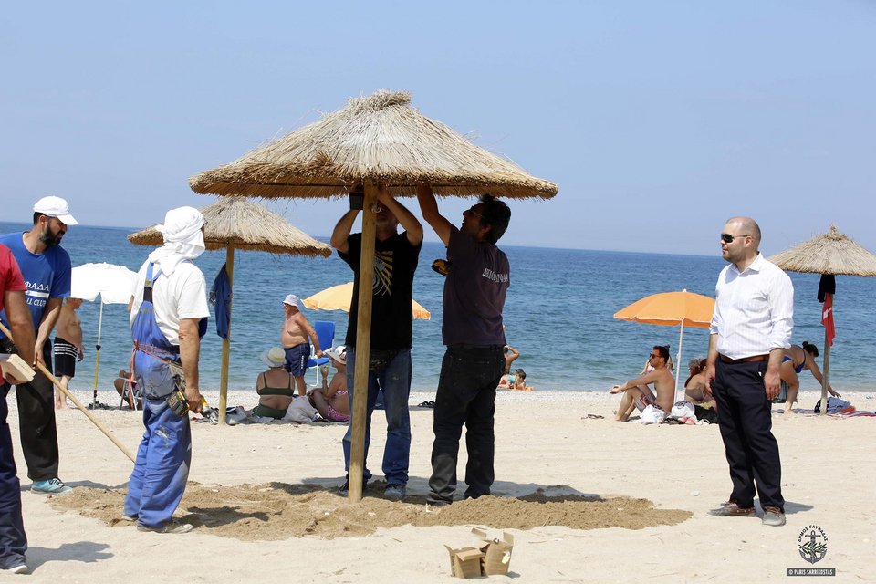 Ψάθινες ομπρέλες στην ελεύθερη παραλία της Γλυφάδας [εικόνες] | iefimerida.gr 0