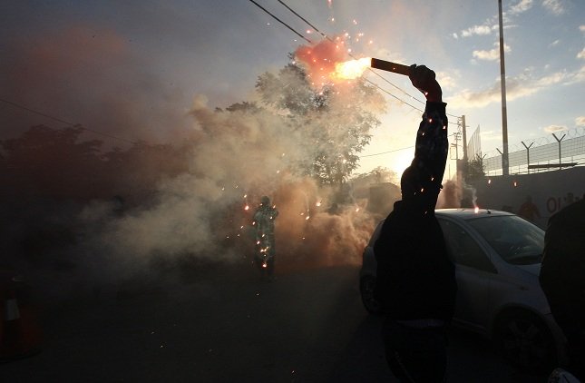 Αποθέωση για τους πορθητές του Λονδίνου – Ο κόσμος του Ολυμπιακού υποδέχθηκε την αποστολή [εικόνες] | iefimerida.gr 2