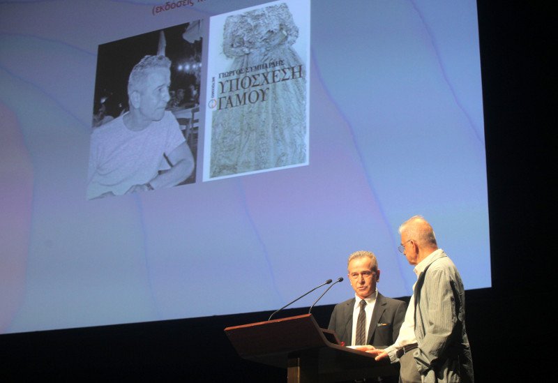 Ο Μένης Κουμανταρέας «σφυροκοπά» τον Κώστα Τζαβάρα που καθόταν στην πρώτη σειρά της κατάμεστης Στέγης [εικόνες] | iefimerida.gr 0