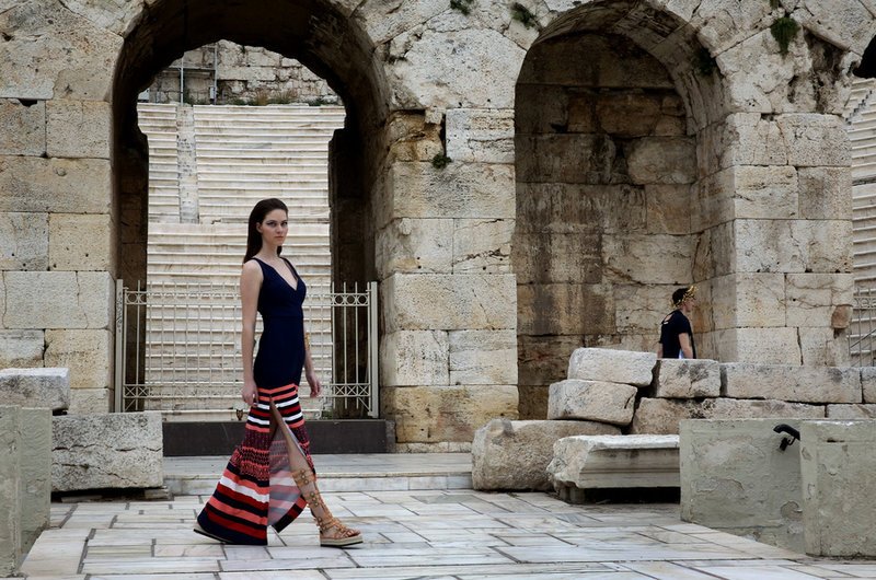 Η επίδειξη μόδας του Βασίλειου Κωστέτσου στο Ηρώδειο -Μόδα και άριες μπροστά στο μνημείο [εικόνες] | iefimerida.gr 5