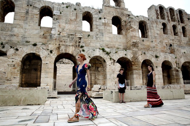 Η επίδειξη μόδας του Βασίλειου Κωστέτσου στο Ηρώδειο -Μόδα και άριες μπροστά στο μνημείο [εικόνες] | iefimerida.gr 1