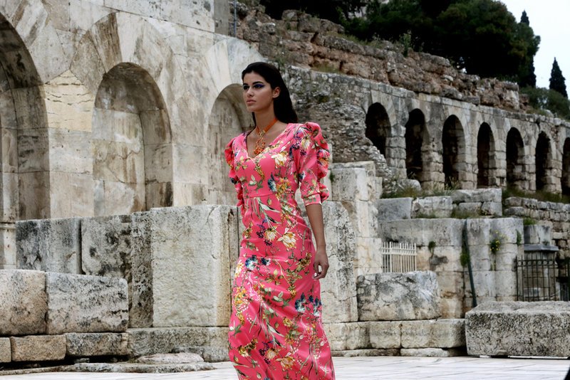 Η επίδειξη μόδας του Βασίλειου Κωστέτσου στο Ηρώδειο -Μόδα και άριες μπροστά στο μνημείο [εικόνες] | iefimerida.gr 4