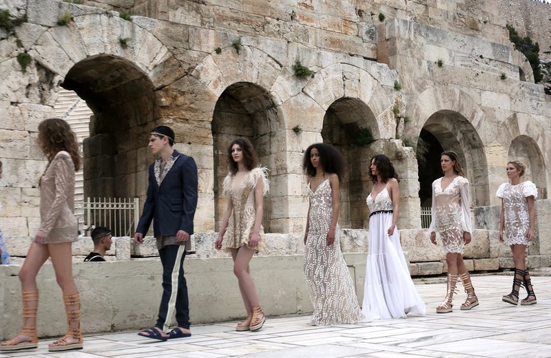 Η επίδειξη μόδας του Βασίλειου Κωστέτσου στο Ηρώδειο -Μόδα και άριες μπροστά στο μνημείο [εικόνες] | iefimerida.gr 0