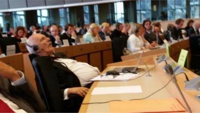 Ποιος ευρωβουλευτής κοιμόταν και η τύχη του δούλευε -Εγειρε την ώρα της συνεδρίασης [εικόνα] | iefimerida.gr 0