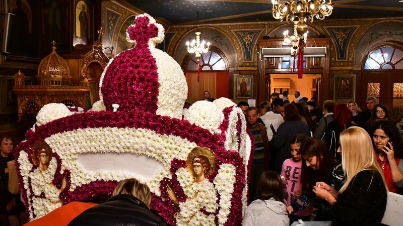 Eπιτάφιοι,κομψοτεχνήματα- Χρειάστηκαν μήνες δουλειά για να στολιστούν [εικόνες] | iefimerida.gr 0