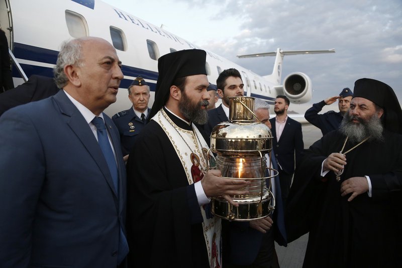 Mε τιμές αρχηγού κράτους έφτασε το Αγιο Φως στην Αθήνα  [εικόνες & βίντεο] | iefimerida.gr 0