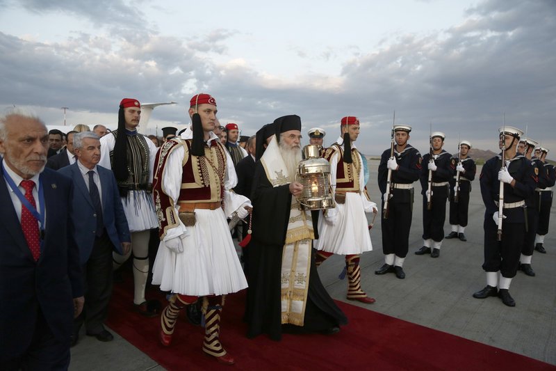 Mε τιμές αρχηγού κράτους έφτασε το Αγιο Φως στην Αθήνα  [εικόνες & βίντεο] | iefimerida.gr 4