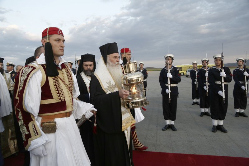 Mε τιμές αρχηγού κράτους έφτασε το Αγιο Φως στην Αθήνα  [εικόνες & βίντεο] | iefimerida.gr 3