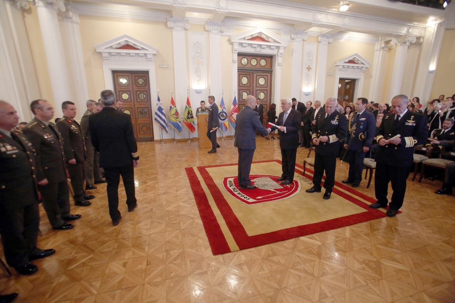 Τα πτυχία στους απόφοιτους της Σχολής Εθνικής Αμυνας επέδωσε ο Παυλόπουλος [εικόνες]  | iefimerida.gr 1