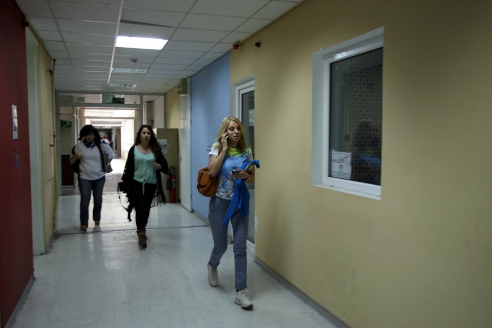 H Ελλη Στάη με τζιν και αθλητικά περπατά στους διαδρόμους της άδειας ΕΡΤ [εικόνες] | iefimerida.gr 0