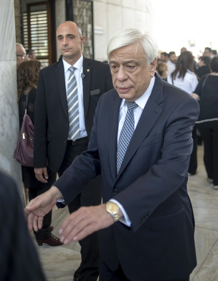 Κοσμοπλημμύρα στο «τελευταίο αντίο» για τον Αγγελο Δεληβορριά [εικόνες] | iefimerida.gr 1