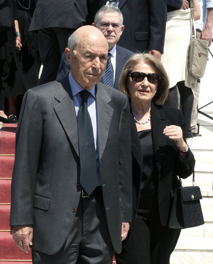 Κοσμοπλημμύρα στο «τελευταίο αντίο» για τον Αγγελο Δεληβορριά [εικόνες] | iefimerida.gr 2