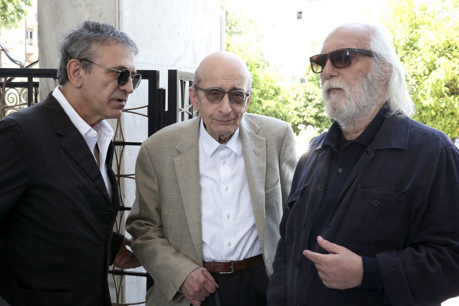 Κοσμοπλημμύρα στο «τελευταίο αντίο» για τον Αγγελο Δεληβορριά [εικόνες] | iefimerida.gr 3