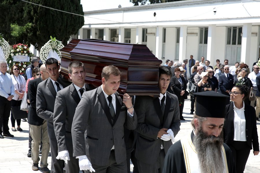 Κοσμοπλημμύρα στο «τελευταίο αντίο» για τον Αγγελο Δεληβορριά [εικόνες] | iefimerida.gr 0