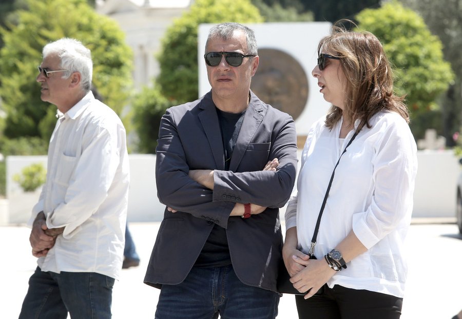 Κοσμοπλημμύρα στο «τελευταίο αντίο» για τον Αγγελο Δεληβορριά [εικόνες] | iefimerida.gr 4