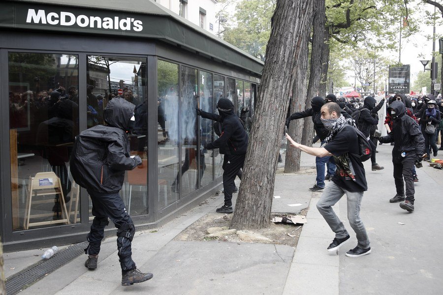 Παρίσι: Αγριες συγκρούσεις αστυνομίας και Black Blocs μετά την πορεία για την Πρωτομαγιά [εικόνες & βίντεο] | iefimerida.gr 1