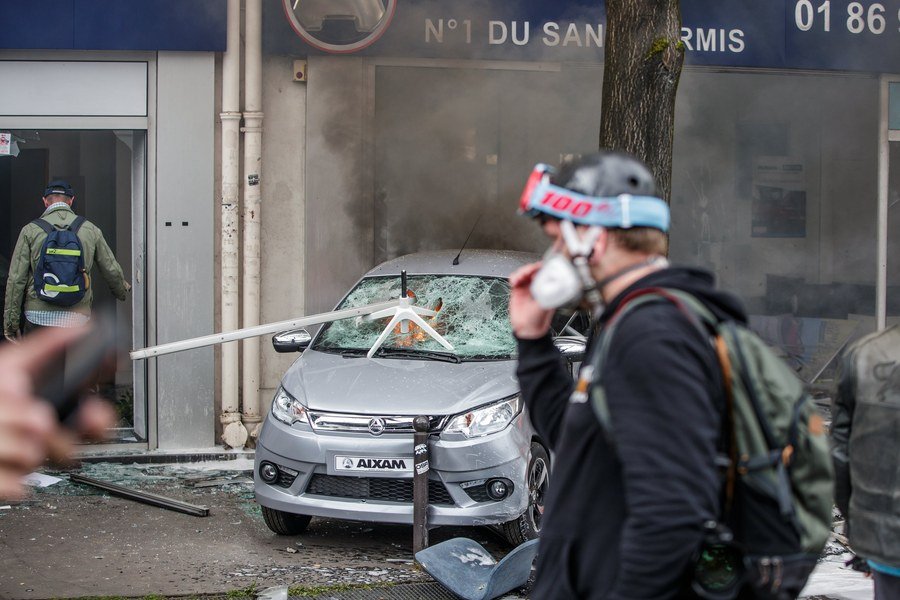 Παρίσι: Αγριες συγκρούσεις αστυνομίας και Black Blocs μετά την πορεία για την Πρωτομαγιά [εικόνες & βίντεο] | iefimerida.gr 4