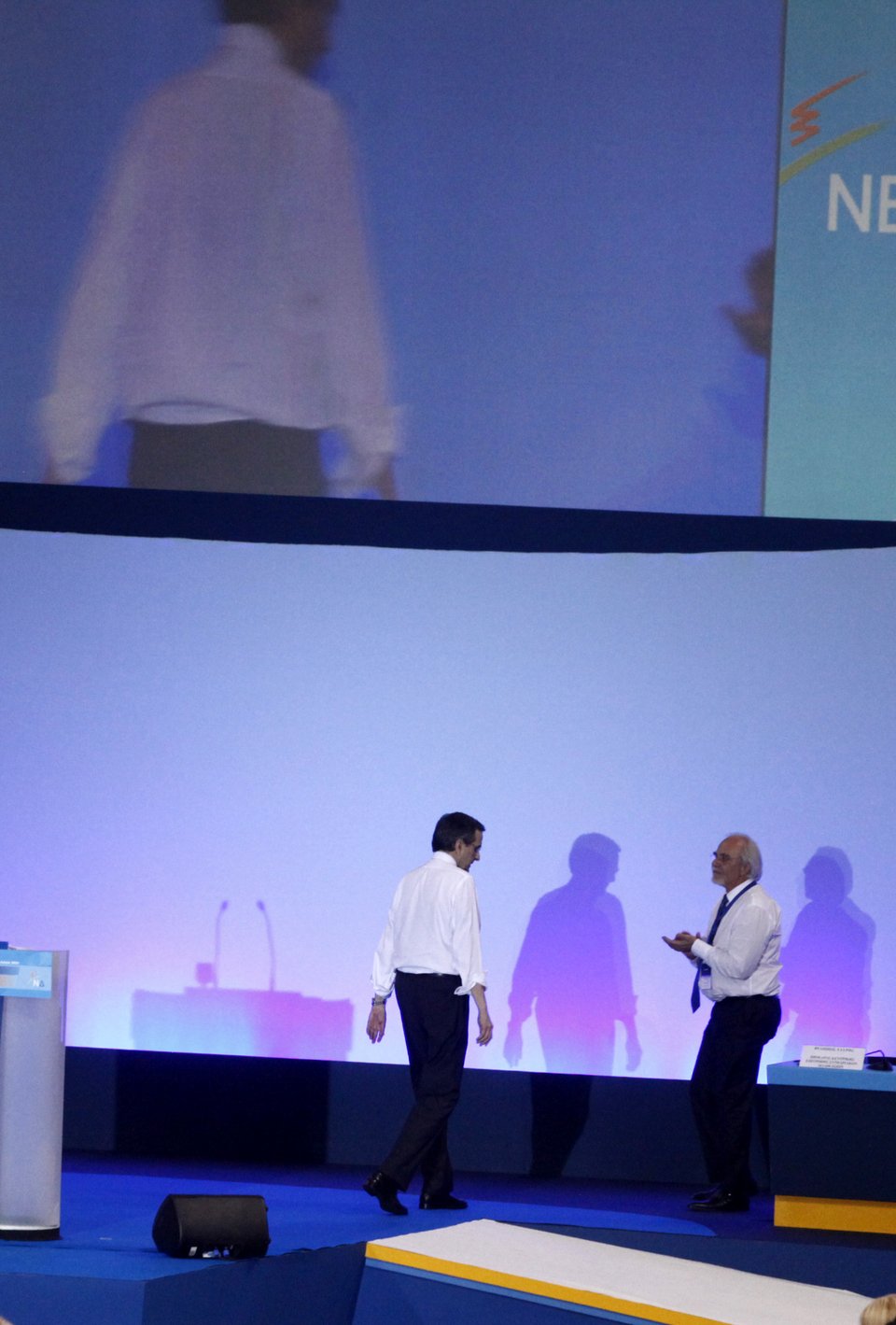 Καρέ καρέ η στιγμή της αδιαθεσίας του Σαμαρά στο συνέδριο [εικόνες] | iefimerida.gr 1