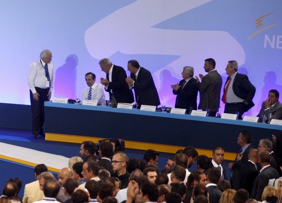 Καρέ καρέ η στιγμή της αδιαθεσίας του Σαμαρά στο συνέδριο [εικόνες] | iefimerida.gr 2