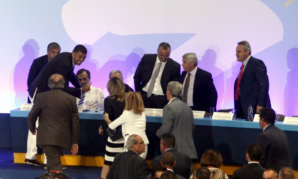 Καρέ καρέ η στιγμή της αδιαθεσίας του Σαμαρά στο συνέδριο [εικόνες] | iefimerida.gr 3