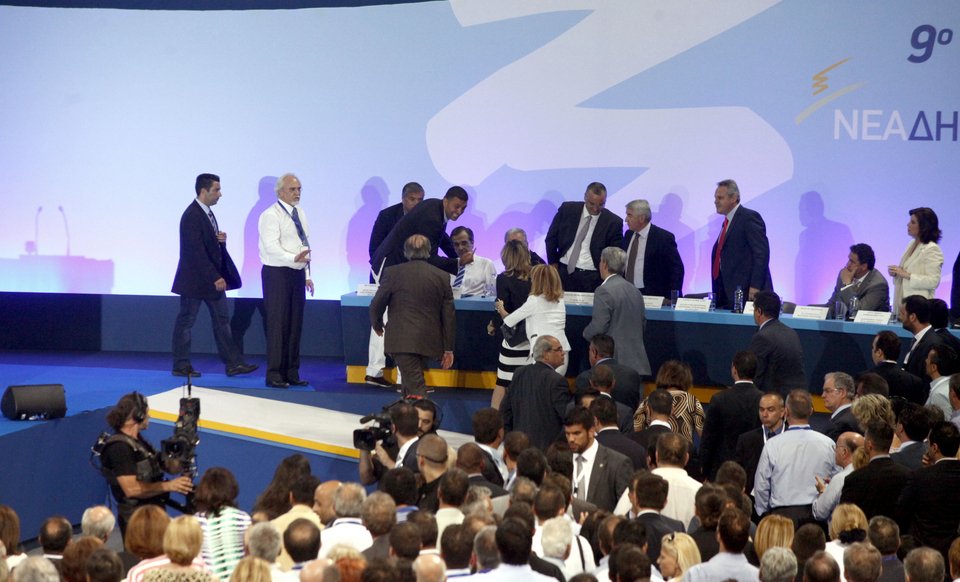 Καρέ καρέ η στιγμή της αδιαθεσίας του Σαμαρά στο συνέδριο [εικόνες] | iefimerida.gr 4