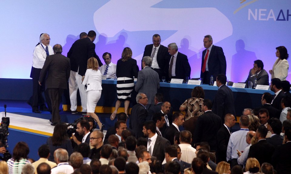 Καρέ καρέ η στιγμή της αδιαθεσίας του Σαμαρά στο συνέδριο [εικόνες] | iefimerida.gr 5