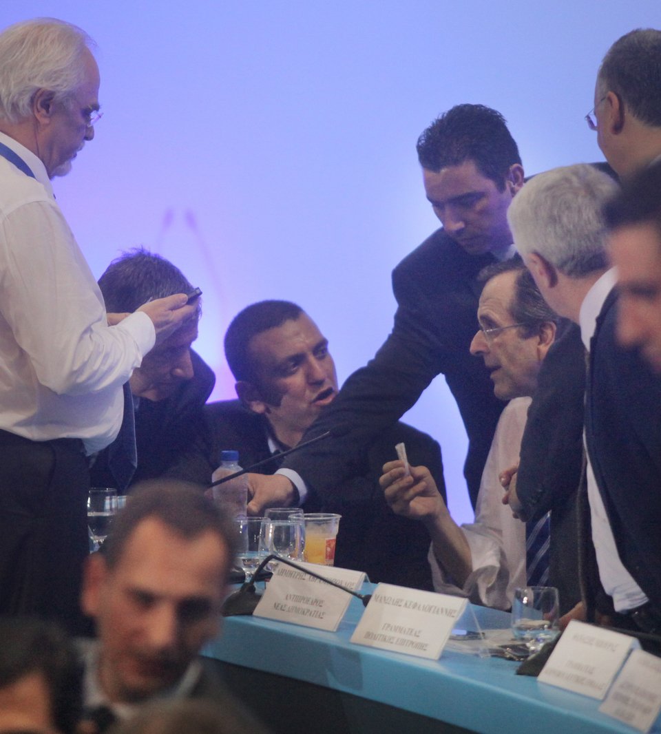 Καρέ καρέ η στιγμή της αδιαθεσίας του Σαμαρά στο συνέδριο [εικόνες] | iefimerida.gr 6